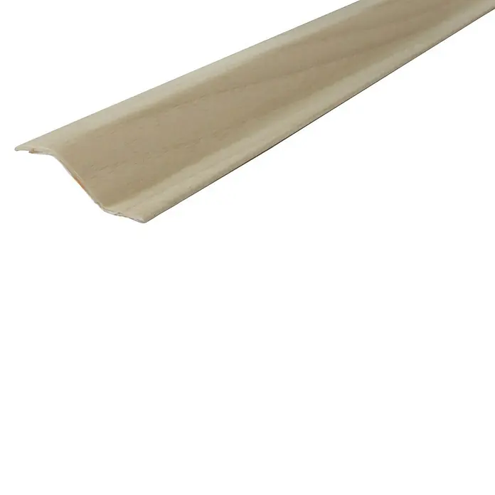 Rufete Perfil de desnivel - Roble polar, 100 cm x 37 mm x 11 mm, Plástico - Primer plano de un rodapié de madera clara, que proporciona un detalle elegante para cualquier habitación. Ideal para cubrir transiciones de pared y piso.