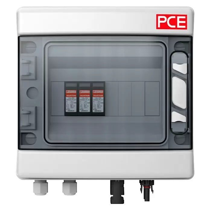 PCE Verteiler Sol-Line - 1 MPP - Weißes PCE Elektrogehäuse mit transparenter Abdeckung, enthält drei Überspannungsschutzmodule und Kabelanschlüsse.