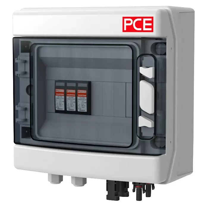 PCE Verteiler Sol-Line - 1 MPP - Weißer Elektroschaltschrank mit transparenter Abdeckung, innen mit elektrischen Komponenten und außen mit schwarzen Anschlüssen.