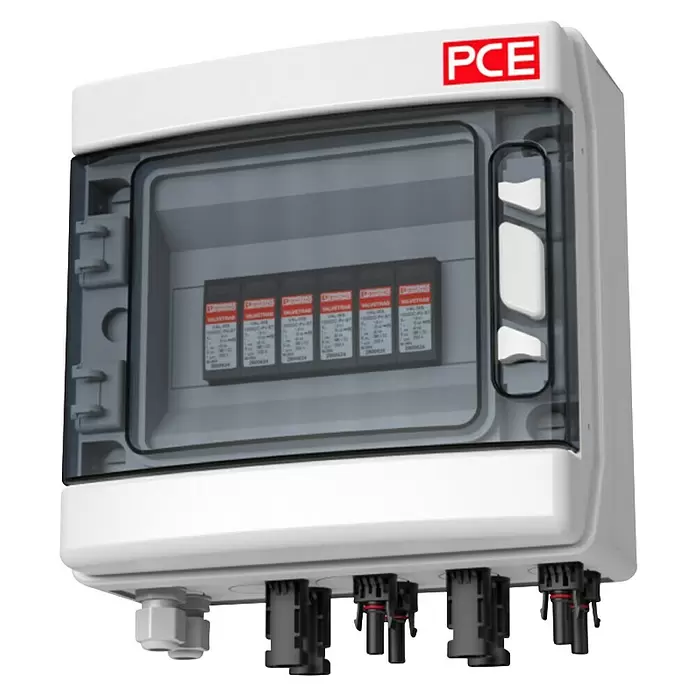 PCE Verteiler Sol-Line - 2 MPP - Weißes Elektrogehäuse mit transparenter Abdeckung, zeigt interne Überspannungsschutzgeräte und mehrere schwarze Kabelanschlüsse.