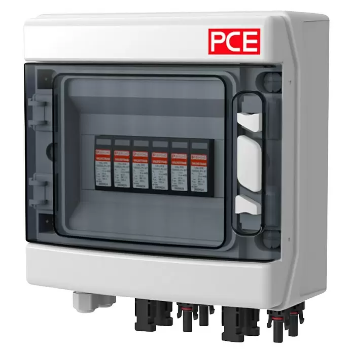 PCE Verteiler Sol-Line - 2 MPP - Weiße PCE Solar-DC-Verteilerbox mit transparentem Deckel, internen Überspannungsschutzmodulen und externen Steckverbindern.