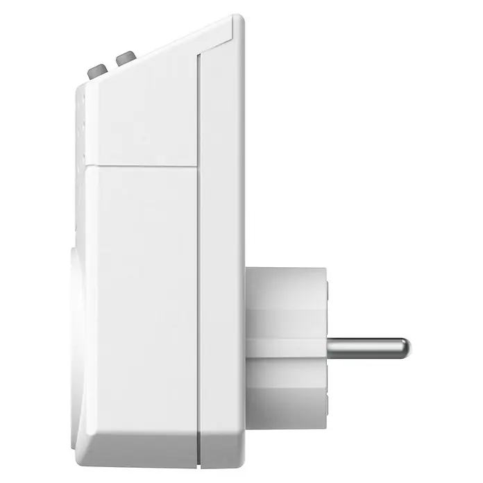 Wochen-Zeitschaltuhr - Digital, Max. Anschlussleistung: 1.800 W - Seitenansicht eines weißen Smart-Plug-Adapters, der an eine Steckdose angeschlossen wird. Kompaktes und intelligentes Design.