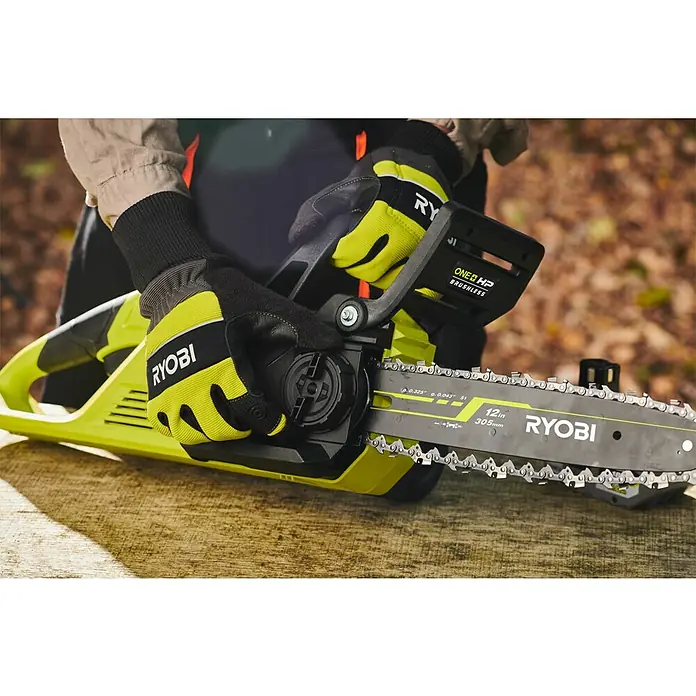 Ryobi ONE+HP Akku-Kettensäge RY18CSX30A-150 Whisper - 18 V, Li-Ionen, 1 Akku, Schwertlänge: 30 cm - Nahaufnahme der Ryobi Akku-Kettensäge mit 305mm Schwertlänge, ideal für Baumpflege und Brennholzsägen.