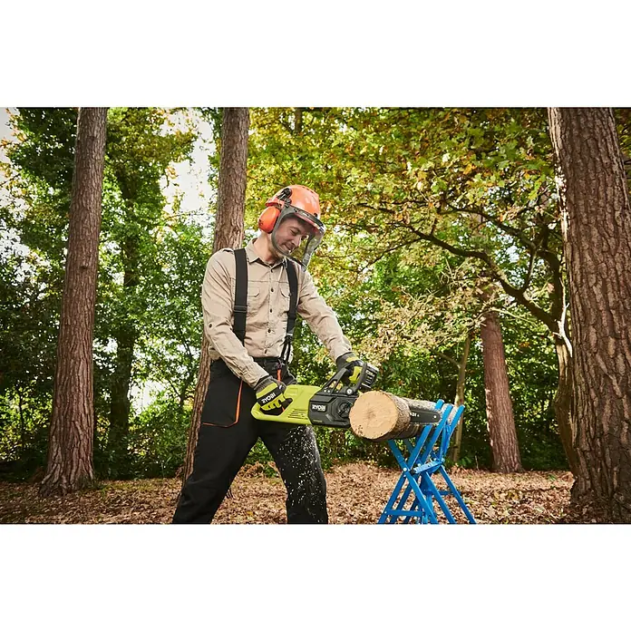 Ryobi ONE+HP Akku-Kettensäge RY18CSX30A-150 Whisper - 18 V, Li-Ionen, 1 Akku, Schwertlänge: 30 cm - Ein Mann benutzt eine RYOBI Akku-Kettensäge im Wald, um einen Baumstamm zu schneiden. Er trägt Schutzkleidung für sicheres Arbeiten.