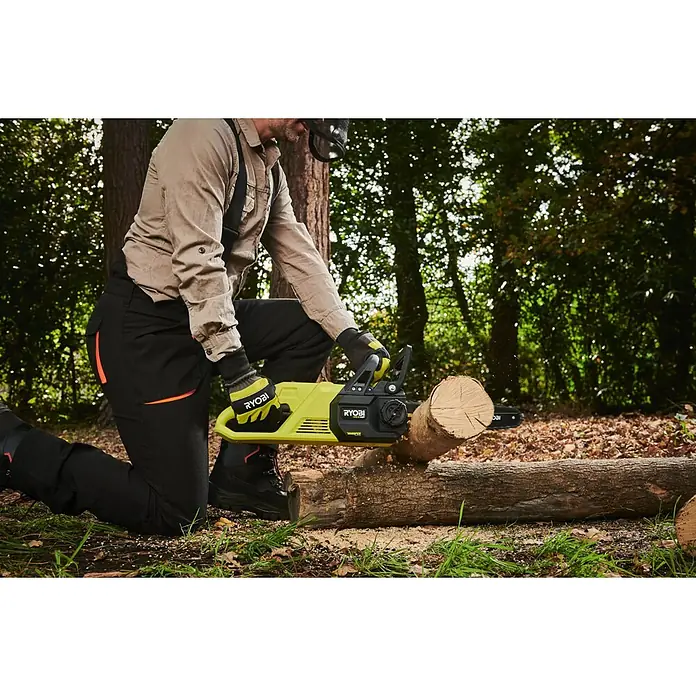Ryobi ONE+HP Akku-Kettensäge RY18CSX30A-150 Whisper - 18 V, Li-Ionen, 1 Akku, Schwertlänge: 30 cm - Ein Mann kniet und sägt mit einer gelben Ryobi-Kettensäge einen Baumstamm im Wald. Persönliche Schutzausrüstung ist unerlässlich.