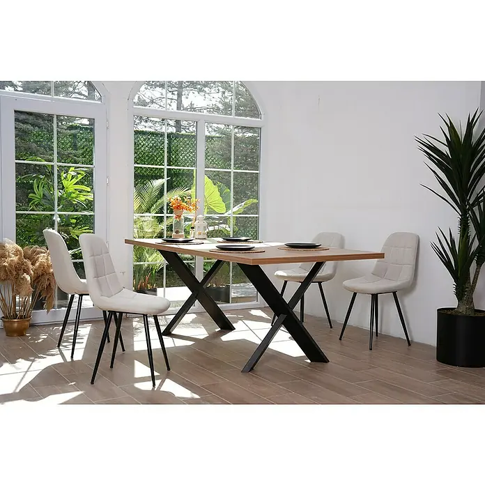 Tischbein CITYLINE Malaga - 780 x 130 x 720 mm, Schwarz - Elegantes Esszimmer-Setup mit einem Holztisch mit schwarzem X-förmigem Gestell und stilvollen, gepolsterten Stühlen.