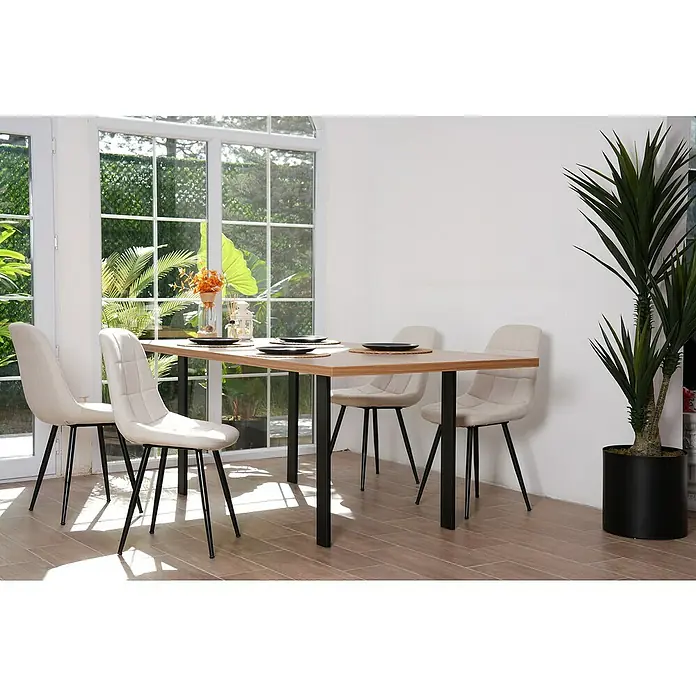 Tischbein CITYLINE Kiel - 780 x 130 x 720 mm, Schwarz - Esszimmer mit Esstisch aus Holz, umgeben von stilvollen Stühlen und einer eleganten Zimmerpflanze, die dem Raum eine natürliche Note verleiht.