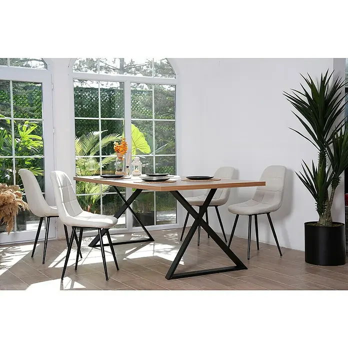 Tischbein CITYLINE Barcelona - 780 x 291 x 720 mm, Schwarz - Ein heller Essbereich mit einem Holztisch mit schwarzem Metallfuß und gepolsterten Stühlen vor einer Fensterfront.