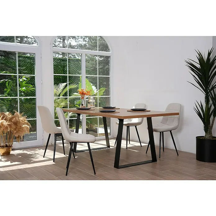 Tischbein CITYLINE Sylt - 780 x 130 x 720 mm, Schwarz - Einladender Essbereich mit einem modernen Esstisch und vier bequemen Stühlen, ideal für gemeinsame Mahlzeiten. Die helle Umgebung verstärkt die warme Atmosphäre.