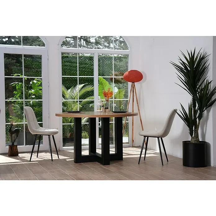 Tischbein CITYLINE Amsterdam - 780 x 780 x 720 mm, Schwarz - Das Bild zeigt einen eleganten runden Esstisch mit einem hellen Holzplatte und einem schwarzen Sockel, umgeben von zwei bequemen Stühlen in einem hellen Raum.