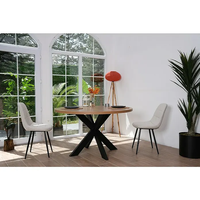 Tischbein CITYLINE Spider - 900 x 900 x 720 mm, Schwarz - Ein Esstisch mit einer runden Holzplatte und einem schwarzen Metallfuß. Dazu gehören zwei graue Stühle mit schwarzen Beinen.