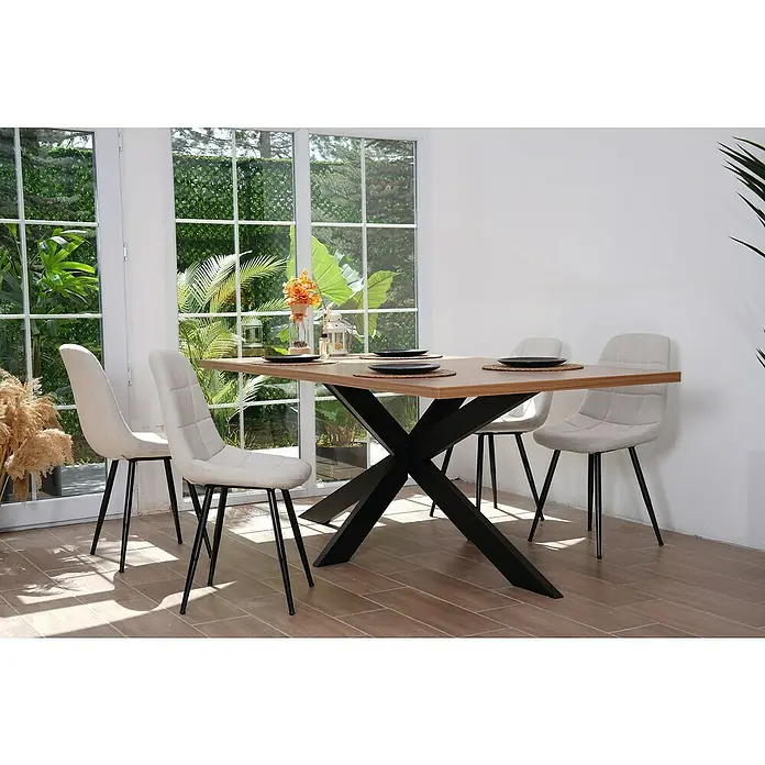 Tischbein CITYLINE Spider - 1.800 x 900 x 720 mm, Schwarz - Helle Esszimmerstühle um einen Esstisch mit schwarzem X-förmigen Gestell gruppiert, der ein modernes und einladendes Ambiente schafft.
