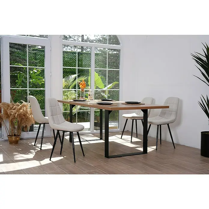 Tischbein CITYLINE Usedom - 700 x 100 x 720 mm, Schwarz - Ein einladender Essbereich mit einem Holztisch und stilvollen Stühlen vor großen Fenstern, die eine helle und freundliche Atmosphäre schaffen.