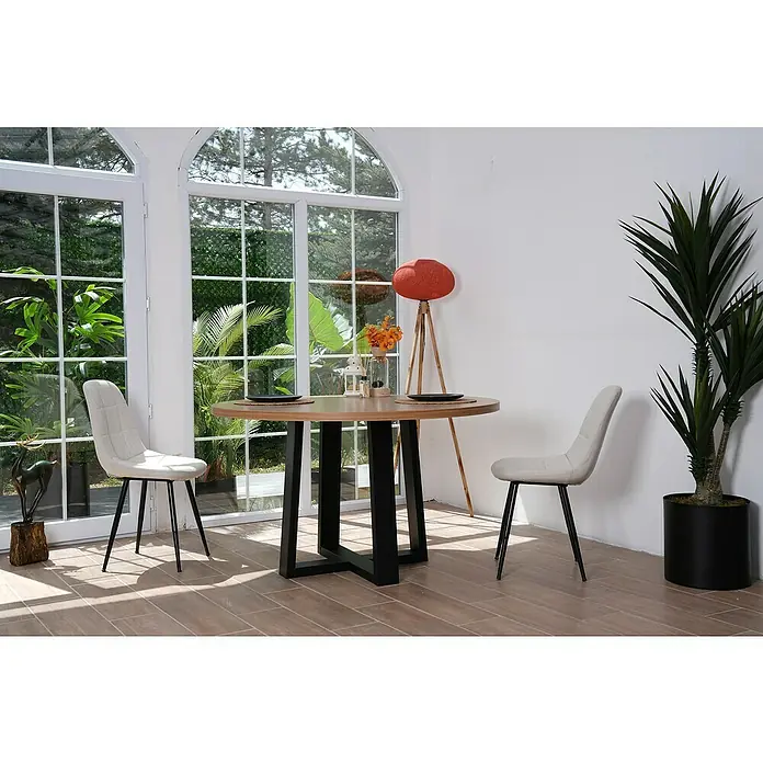 Tischbein CITYLINE Rotterdam - 780 x 780 x 720 mm, Schwarz - Ein stilvolles Esszimmer mit einem runden Holztisch mit schwarzen Beinen, umgeben von hellen Stühlen und einer dekorativen Stehlampe.