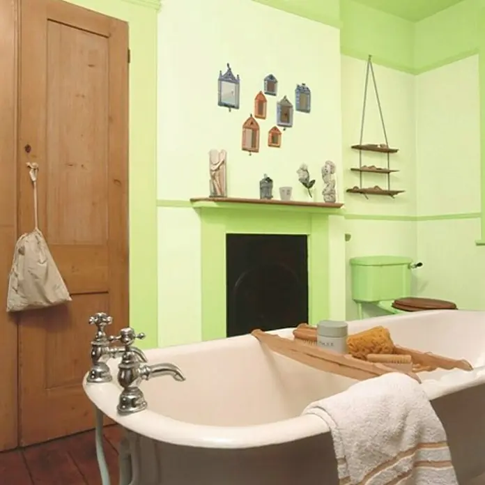 Bruguer Colores del Mundo Pintura para paredes - Amazonas verde natural, Mate, 4 l - Interior de baño con bañera exenta, grifería y accesorios sobre bandeja de madera para una experiencia relajante.