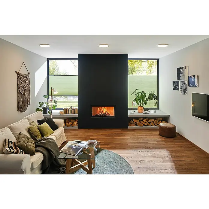Paulmann LED-Panel rund Abia - 24 W, Weiß, Warmweiß - Ein helles Wohnzimmer mit einem modernen Kamin und einem gemütlichen Sofa, das eine einladende Atmosphäre schafft.