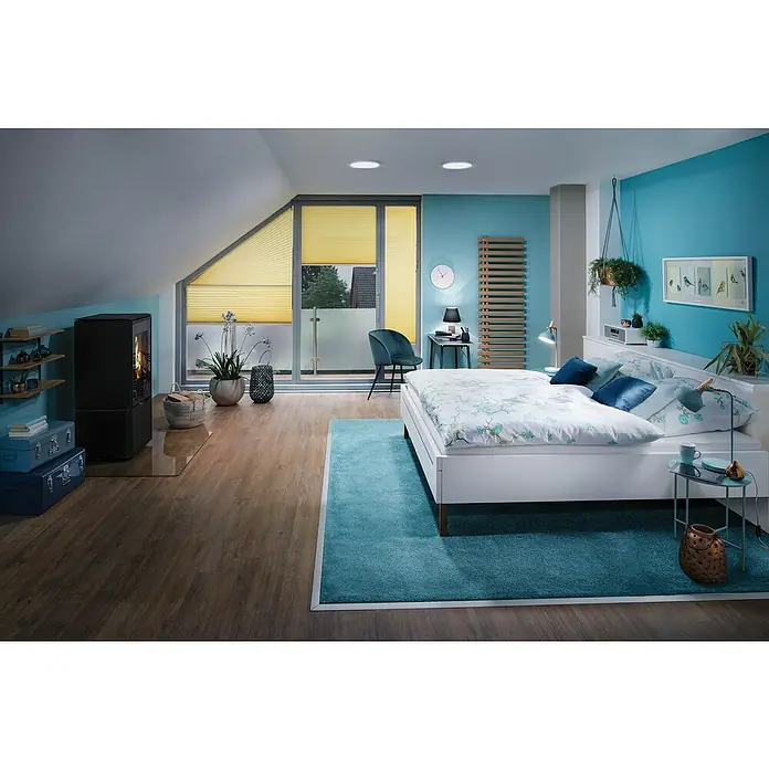 Paulmann LED-Panel rund Abia - 24 W, Weiß, Neutralweiß - Einladendes Schlafzimmer mit Holzboden, blauem Teppich und Akzentwand in Türkis. Das Zimmer ist mit einem modernen Kamin und gelben Jalousien ausgestattet.