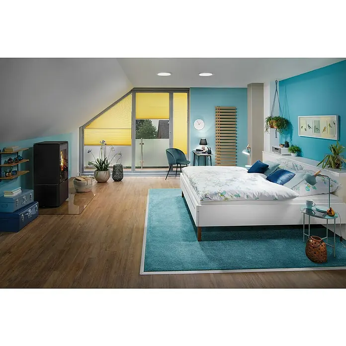 Paulmann LED-Panel rund Abia - 24 W, Weiß, Warmweiß - Ein helles Schlafzimmer mit Holzboden, blau gestrichenen Wänden und einem weichen, türkisfarbenen Teppich unter dem weißen Bett.