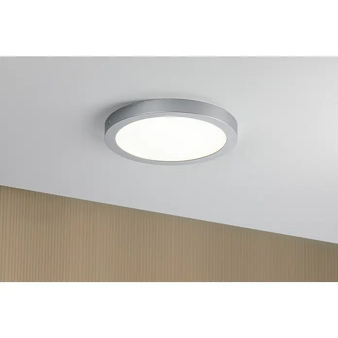 Paulmann LED-Panel rund Abia - 24 W, Chrom matt, Warmweiß - Nahaufnahme einer runden, silberfarbenen Deckenleuchte, die ein helles, gleichmäßiges Licht in den Raum wirft.