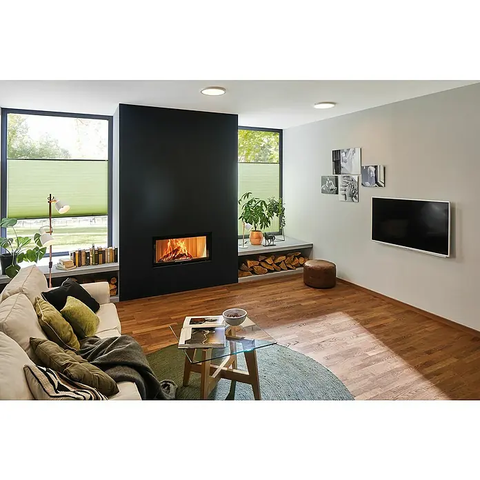 Paulmann LED-Panel rund Abia - 24 W, Chrom matt, Warmweiß - Wohnzimmer mit schwarzem Kamin, gemütlicher Couch, TV und Holzboden. Die Einrichtung schafft eine warme und einladende Atmosphäre.