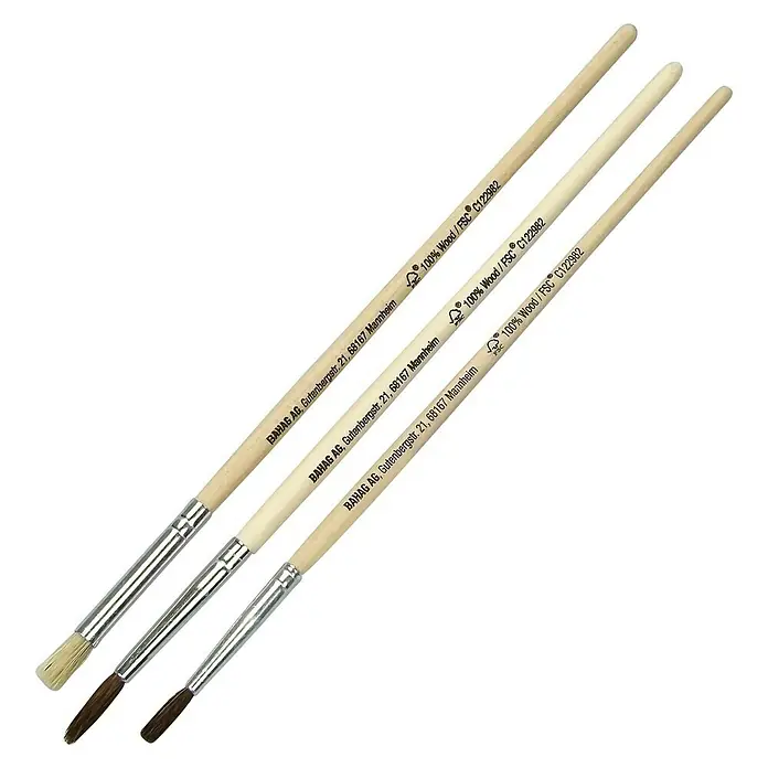 swingcolor Komfort Hobbypinsel-Set3 -tlg., Größe Pinsel: 02, 04, 06, Holz - Drei BAHAG AG Pinsel mit Holzgriffen, ideal zum Malen und Basteln, liegen auf einem weißen Hintergrund.