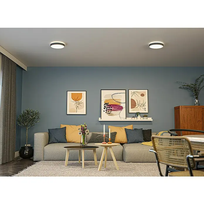 Paulmann LED-Panel rund Cosara - 15 W, Ø x H: 30 x 6,2 cm, Dungelgrau, Warmweiß - Eine stilvolle Wohnzimmeransicht mit minimalistischer Deckenleuchte, die das moderne Interieur hervorhebt und eine angenehme Atmosphäre schafft.