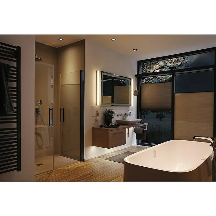 Paulmann LED-Einbauleuchten-Set rund Calla - 6 W, Schwarz, 10 Stk., Neutralweiß - Ein Badezimmer mit einer freistehenden Badewanne, einer Duschkabine und einem Waschtisch mit Spiegel und Beleuchtung.