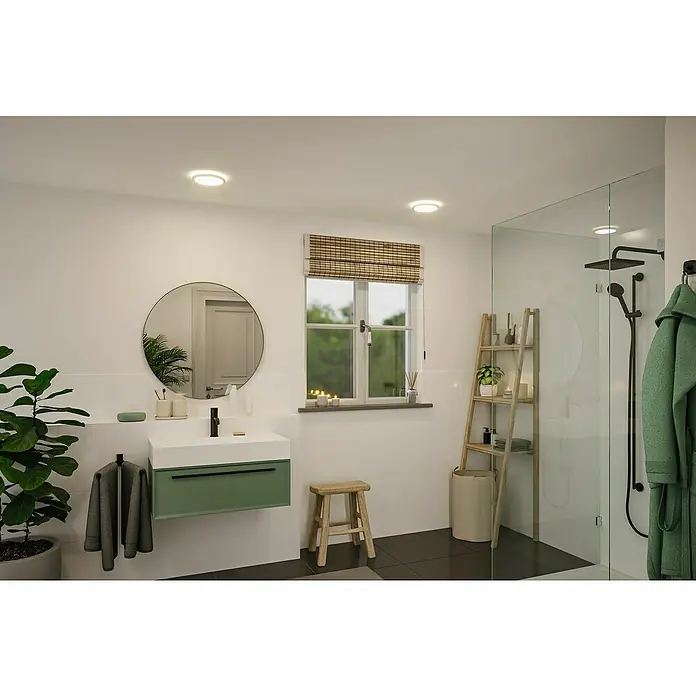 Paulmann LED-Panel rund Atria Shine IP44 - 12,5 W, Durchmesser: 19 cm, Weiß, Neutralweiß - Badezimmer mit runden Spiegel, Fenster mit Rollo, Waschtisch mit grüner Schublade, Hocker und Dusche mit Regendusche.