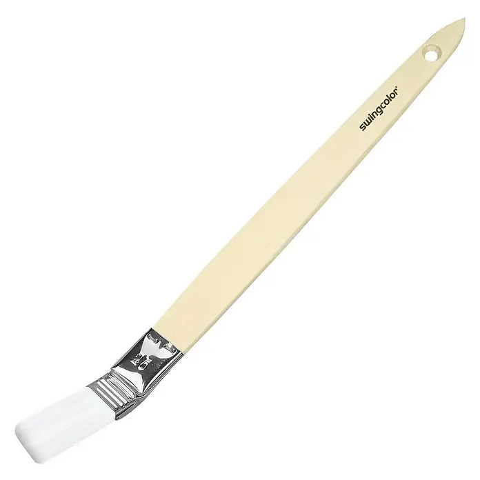 swingcolor Premium Plattpinsel - Breite Borsten: 25 mm, Gebogen, Naturholz - Nahaufnahme eines Swingcolor Heizkörperpinsels mit langem, beigem Griff und weißen Borsten, ideal für schwer zugängliche Stellen.