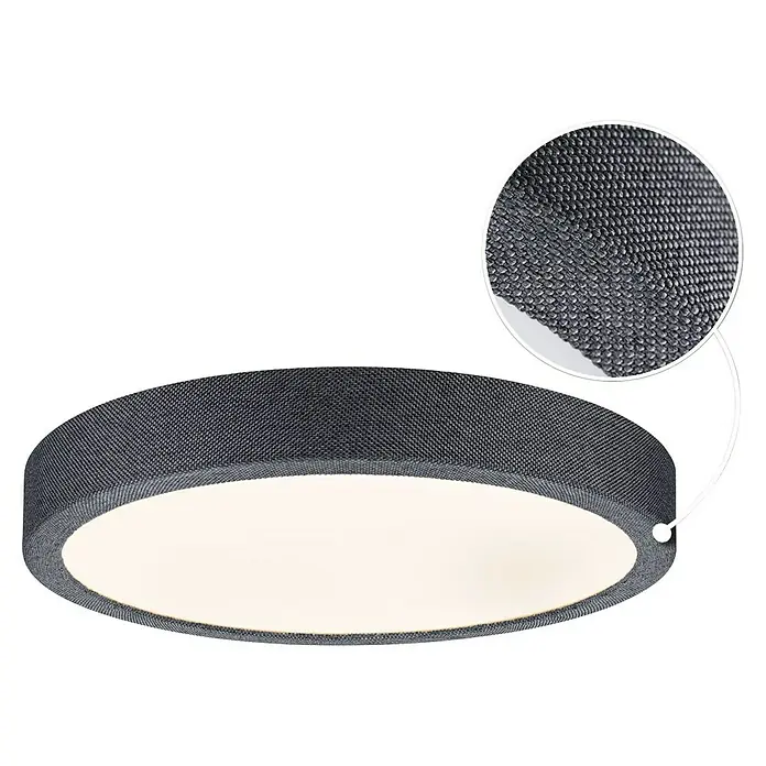 Paulmann LED-Panel rund Cosara - 15 W, Ø x H: 30 x 6,2 cm, Dungelgrau, Warmweiß - Nahaufnahme einer runden, grauen Stoff-Deckenleuchte mit einem Detailausschnitt der Stofftextur, die eine moderne und elegante Beleuchtungslösung zeigt.
