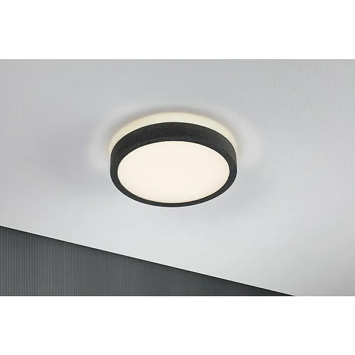 Paulmann LED-Panel rund Cosara - 15 W, Ø x H: 30 x 6,2 cm, Dungelgrau, Warmweiß - Nahaufnahme einer modernen, runden Deckenleuchte mit einem dunklen Stoffbezug, die ein sanftes, diffuses Licht in einem Raum spendet.