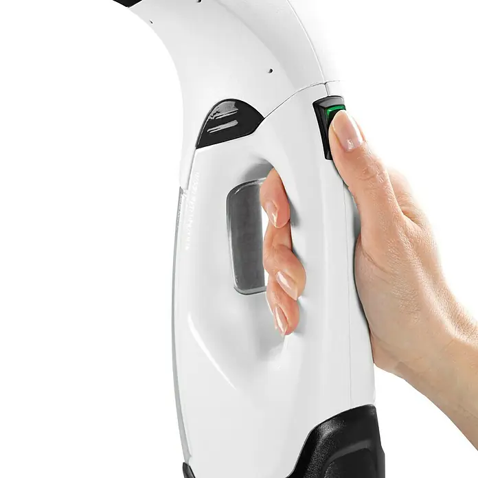 Kärcher Limpiadora de cristales de batería WV 2 Plus N - 1 batería, Volumen de recipiente: 0,1 l - Una mano activa el botón de encendido de un aspirador de ventanas blanco. El dispositivo tiene un diseño ergonómico y un mango negro.
