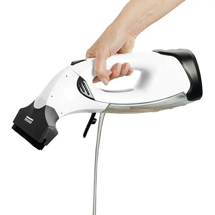 Kärcher Limpiadora de cristales de batería WV 2 Plus N - 1 batería, Volumen de recipiente: 0,1 l - Un limpiacristales blanco Kärcher sostenido por una mano, con agua que gotea. Ideal para una limpieza sin rayas.