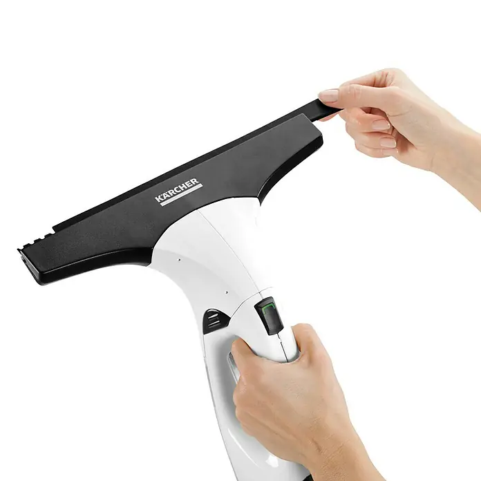 Kärcher Limpiadora de cristales de batería WV 2 Plus N - 1 batería, Volumen de recipiente: 0,1 l - Una persona sujeta un aspirador de ventanas inalámbrico Kärcher WV, un práctico dispositivo para la limpieza sin rayas.