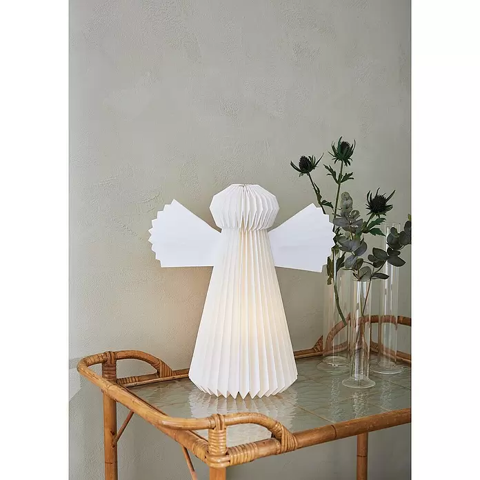 Markslöjd Dekoleuchte Angel - Weiß, Netzbetrieben, E14, 38 x 40 cm - Beleuchtete weiße Papier-Engellampe mit Falten, sanft leuchtend auf einem Rattantrolley neben Disteln und Eukalyptus.