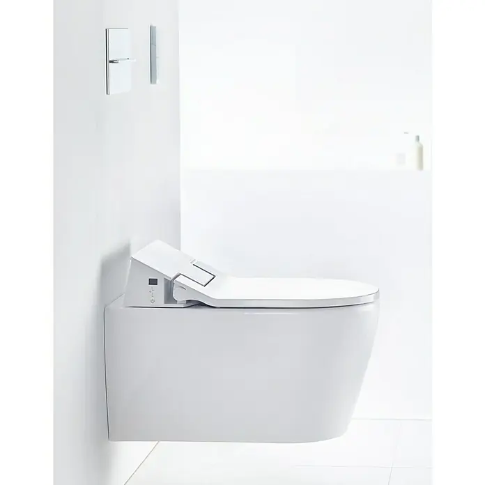 Duravit ME by Starck Wand-WC Typ 2 - Spülrandlos, Ohne Spezialglasur, Spülform: Tief, WC Abgang: Waagerecht, Weiß - Nahaufnahme einer modernen, wandhängenden Toilette mit Bidetfunktion und edlem Design in einem minimalistischen Badezimmer.