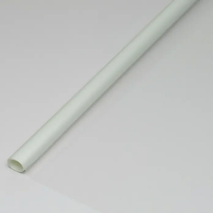 D-c-fix Static Premium Glasfolie Milky - 150 x 90 cm, Transluzent, Statisch haftend - Nahaufnahme einer Rolle transparenter Geschenkfolie, die sich ideal zum stilvollen Verpacken von Blumen und Geschenken eignet.