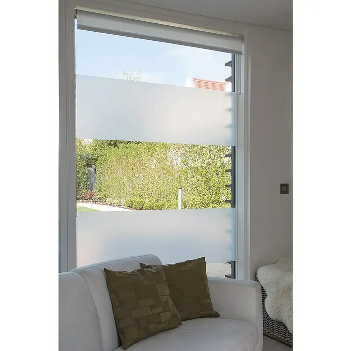 D-c-fix Static Premium Glasfolie Milky - 150 x 90 cm, Transluzent, Statisch haftend - Ein stilvolles Fenster mit einem Rollo, das teilweise geöffnet ist und einen Blick auf den Garten ermöglicht. Die weißen Möbel ergänzen das natürliche Licht.