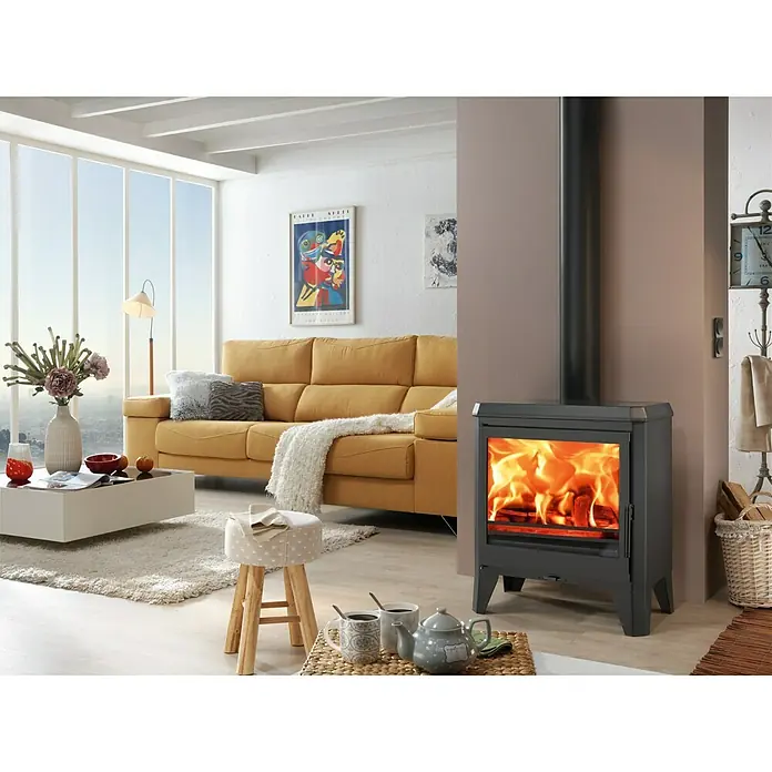 Panadero Estufa de leña Chambery - 7,1 kW, Volumen de calefacción: 280 m³, Antracita - Vistas a una estufa de leña que aporta calidez y confort a un salón, con juegos de luz suaves. Ambiente acogedor.