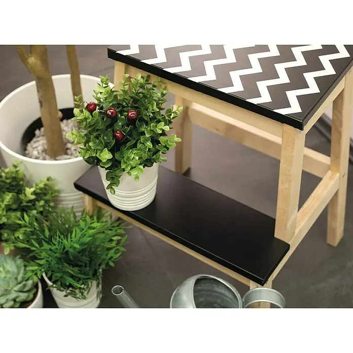 D-c-fix Klebefolie Uni Seidenmatt - 210 x 90 cm, Schwarz, Selbstklebend - Ein dekorativer Hocker mit Zickzackmuster, geschmückt mit Kunstpflanzen, ideal zur Verschönerung von Innenräumen.