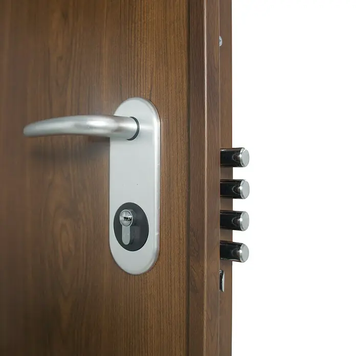 SegureStil Puerta de entrada exterior VH500 Serie V - 90 x 207 cm, Derecha, Nogal, Acorazada - Primer plano de una puerta de seguridad de madera moderna, con cerradura, manija y múltiples puntos de cierre para mayor protección.