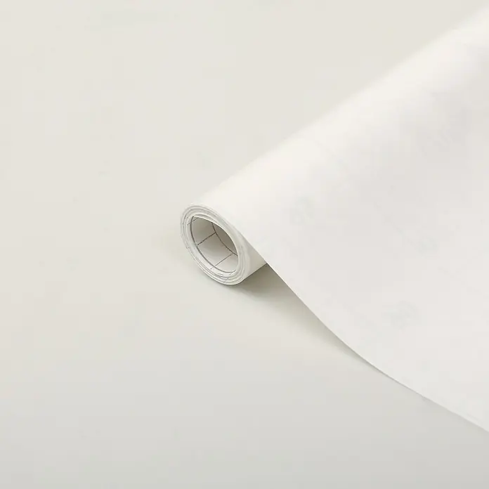 D-c-fix Static Glasfolie Frost - 150 x 90 cm, Transluzent, Statisch haftend - Nahaufnahme einer Rolle weißer, selbstklebender Tapete. Ideal zum Basteln oder Dekorieren.