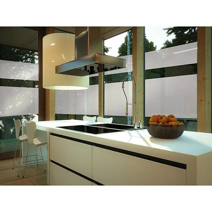 D-c-fix Glasfolie Milky - 210 x 90 cm, Transluzent, Selbstklebend - Helle Küche mit Kochinsel, ausgestattet mit Spüle und Kochfeld. Darüber eine moderne Dunstabzugshaube und eine zylindrische Hängelampe.