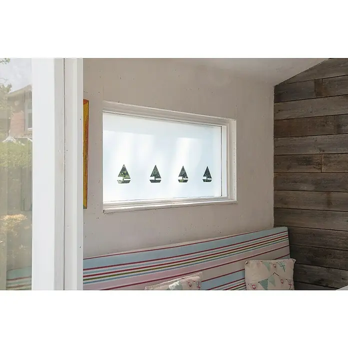 D-c-fix Static Glasfolie Frost - 150 x 90 cm, Transluzent, Statisch haftend - Ein helles Fenster mit dekorativen Segelbootaufklebern lässt Tageslicht herein und verleiht dem Raum eine maritime Note.