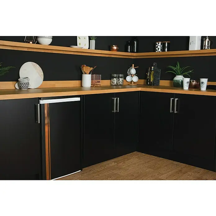 D-c-fix Klebefolie Uni Seidenmatt - 200 x 45 cm, Schwarz, Selbstklebend - Eine moderne Küche mit schwarzen Schränken und einer hölzernen Arbeitsplatte, die eine elegante und funktionale Atmosphäre schafft.