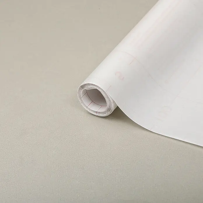 D-c-fix Glasfolie Milky - 210 x 90 cm, Transluzent, Selbstklebend - Nahaufnahme einer Rolle weißer selbstklebender Tapete mit einer roten Gitterstruktur, die auf einer neutralen Oberfläche liegt.