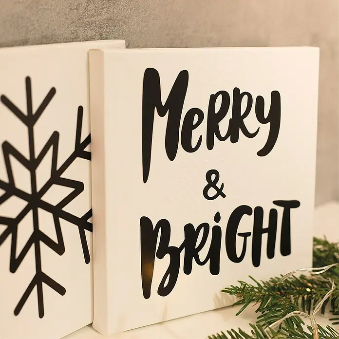 D-c-fix Klebefolie Uni Seidenmatt - 200 x 45 cm, Schwarz, Selbstklebend - Dekorative Weihnachtstafel mit der Aufschrift "Merry & Bright" und einer Schneeflocke, ideal für festliche Dekorationen im Haus.