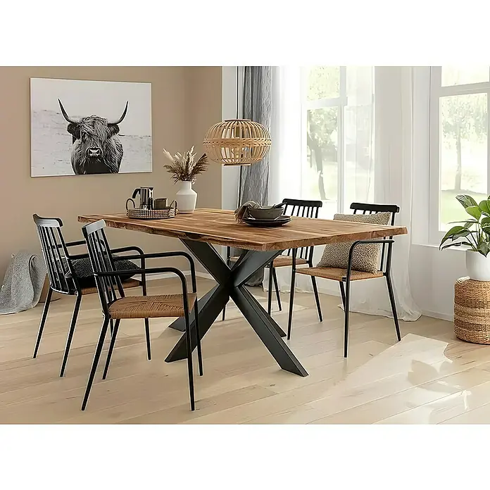 Tischbein CITYLINE Spider - 1.400 x 700 x 720 mm, Schwarz - Moderner Esstisch mit Holzplatte und schwarzem Metallgestell, umgeben von Stühlen mit Rattan-Sitzfläche und schwarzem Gestell, unter einer dekorativen Lampe.