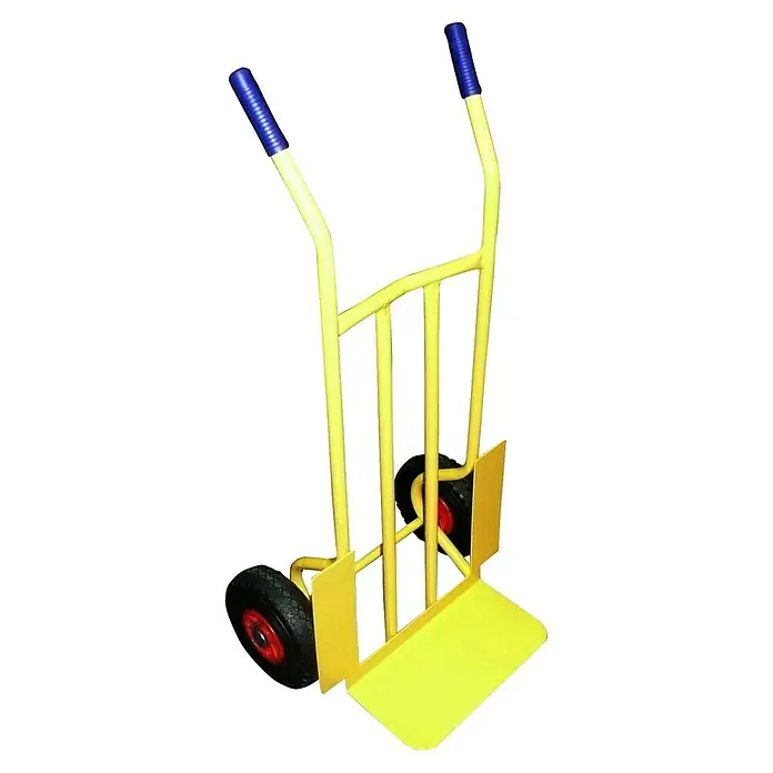 Carretilla de mano Tuman -  - Carretilla de mano amarilla con mangos azules y rueda negra con llantas rojas. Ideal para transportar objetos pesados.