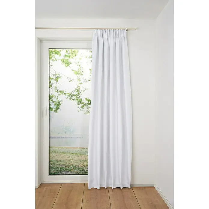 Schlaufenschal Dim - B x H: 135 x 245 cm, 100 % Polyester, Weiß - Helles Interieur mit einem Fenster, das teilweise von einem weißen Vorhang bedeckt ist. Der Vorhang hängt an einer Metallschiene.
